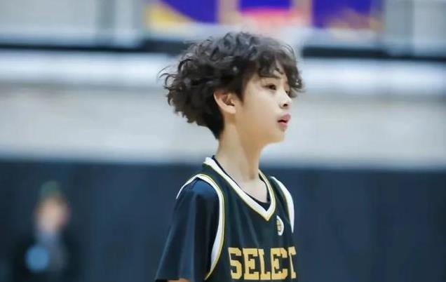 孙俪晒婴儿照温馨回忆，母女同框似姐妹，儿子长大与她“撞脸”