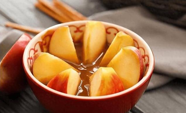 “蒸苹果水”引发热议：坚持半个月，肠胃皮肤大改观，效果惊人！