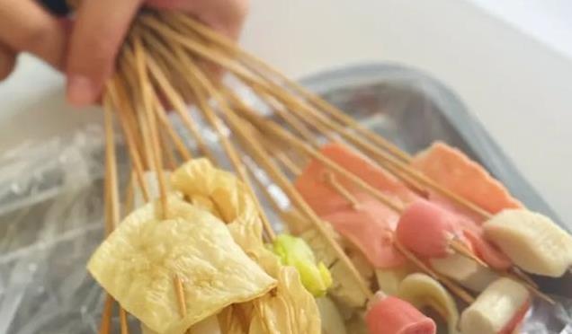 山西1块钱5串沾串，外地人惊呆了！吃法粗犷，卫生真没问题？