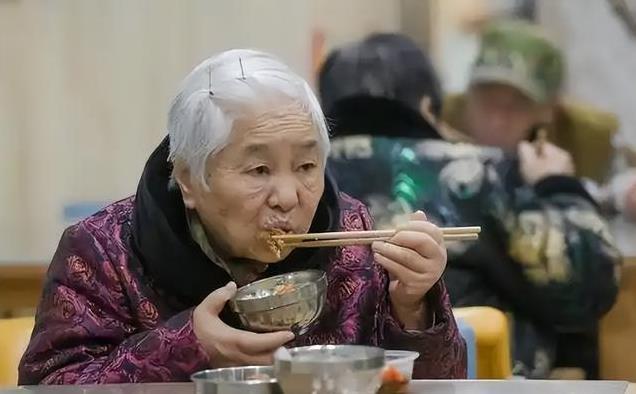 医生提醒：老年人晚餐常吃稀饭，小心半年后身体出现这4大变化！