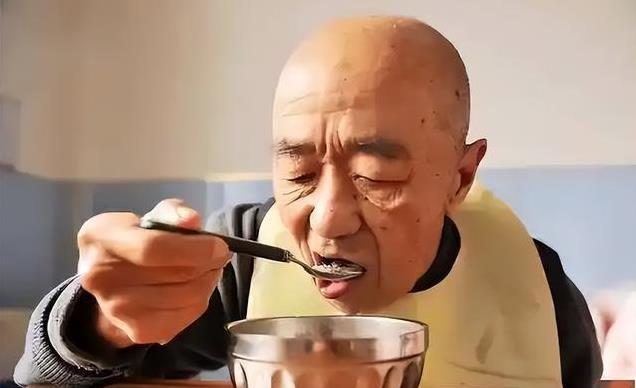 医生提醒：老年人晚餐常吃稀饭，小心半年后身体出现这4大变化！