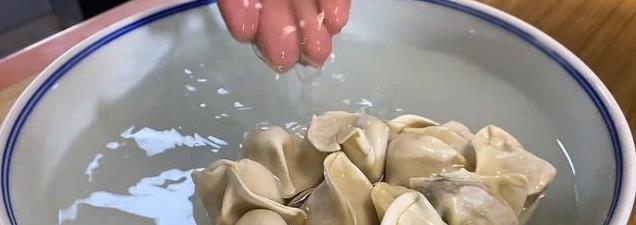 饺子冻成一坨不必愁，教你盐水解冻法，分离不破皮，口感更佳