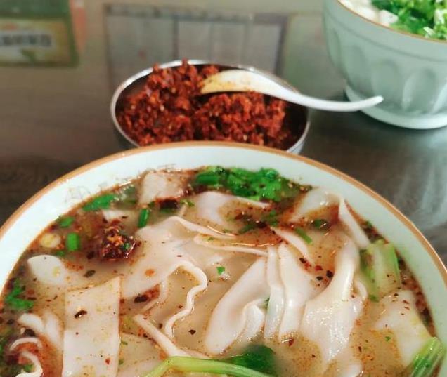 南阳美食大揭秘：一口入魂的方城烩面，辣味十足的胡辣汤！