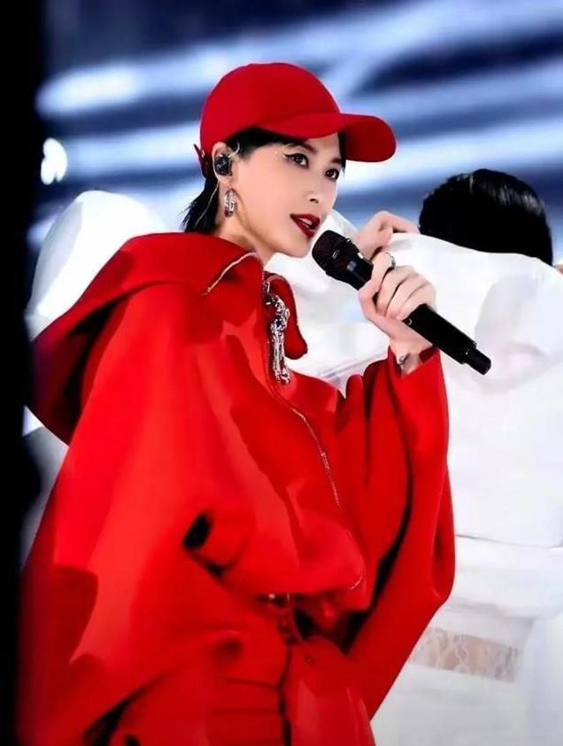 李宇春：从《超级女声》到全能艺人，如何成就华语乐坛天后？
