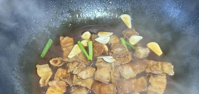 春天食欲不振？这道五花肉炒杂蔬，4种蔬菜融合，鲜香扑鼻！