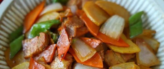 春天食欲不振？这道五花肉炒杂蔬，4种蔬菜融合，鲜香扑鼻！