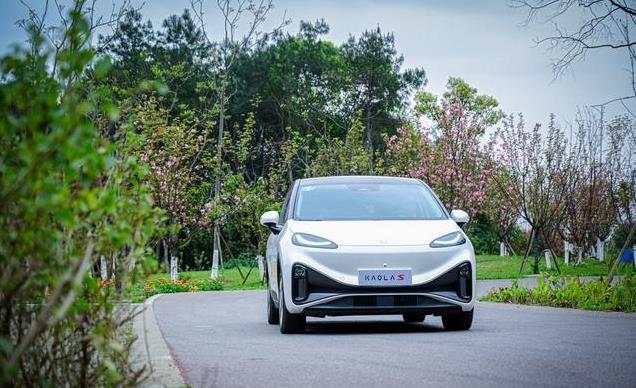 12万买中型车？极狐三款车型挑战传统，硬核技术震撼市场！