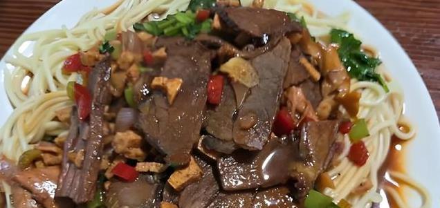 敦煌驴肉黄面，炖煮技巧大揭秘！如何做出最地道的西北风味？