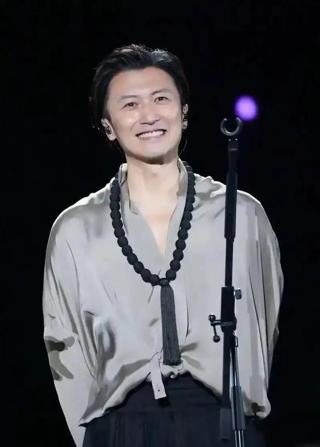 谢贤哽咽落泪：为何谈到谢霆锋，他竟说出人生最大遗憾？
