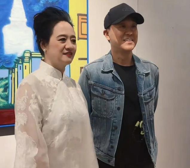 71岁朱时茂现身画展,57岁陈小艺亮相,60岁伍宇娟惊艳全场!_新闻看看