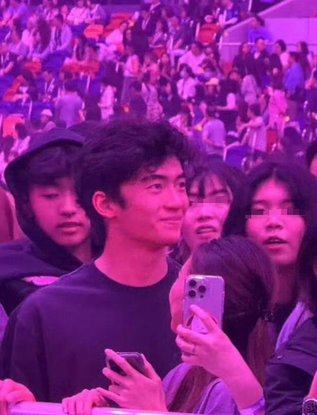 谢霆锋带俩儿子吃午饭，他已成偶像，两个儿子穿衣举止都在模仿 演唱会惊喜连连