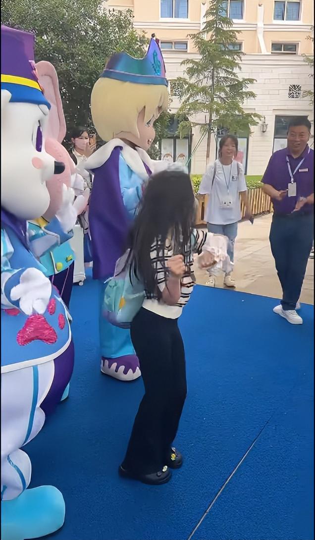 董璇与女儿小酒窝现身游乐园 暑期母女同乐时光