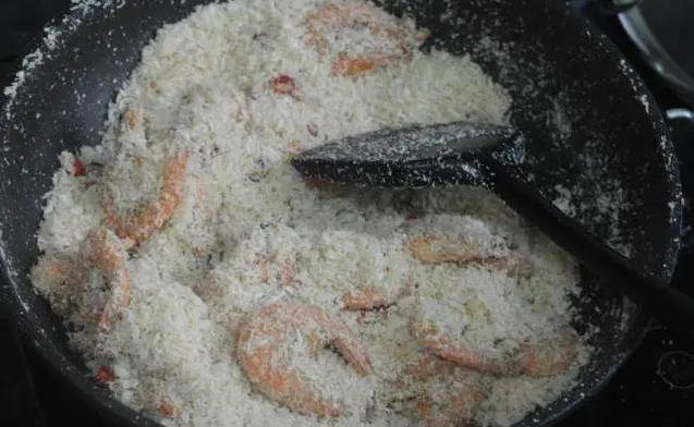 过年一道菜秒杀全场，避风塘炒虾五分钟上手，你家餐桌缺它吗？