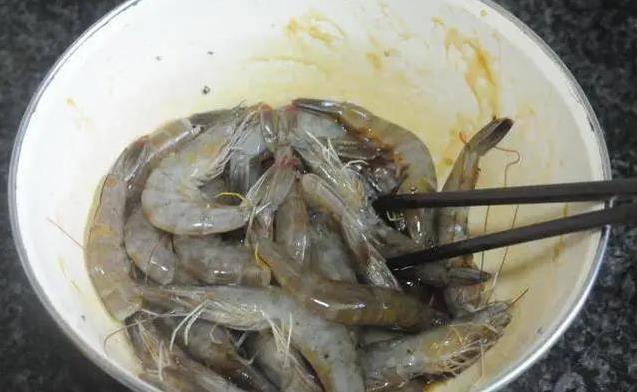 过年一道菜秒杀全场，避风塘炒虾五分钟上手，你家餐桌缺它吗？