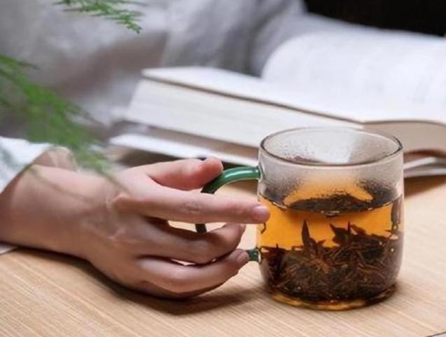 长期喝白开水与长期喝茶的人相比，谁的身体更健康？医生说出实话