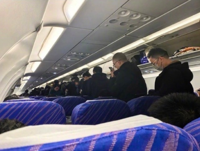 穿上了精挑细选的黑羽绒服 北方打工人的“战袍”