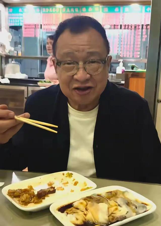 76岁许绍雄广州街头吃肠粉,女儿形影不离,幸福生活藏何秘诀?