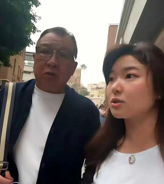 76岁许绍雄广州街头吃肠粉,女儿形影不离,幸福生活藏何秘诀?