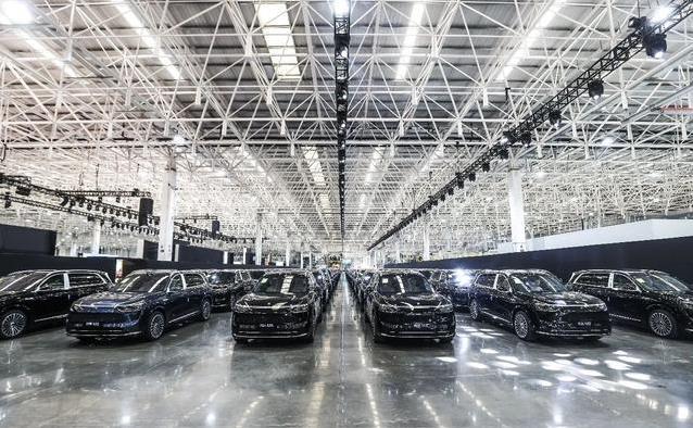 问界M8交付火爆4.4万单，用户工厂验收惊叹，智能座舱秒变家