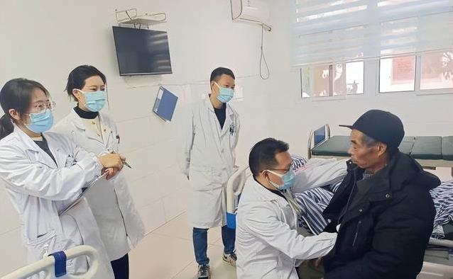 膝盖疼到走不动？3种运动疗法最有效，你试过几种？