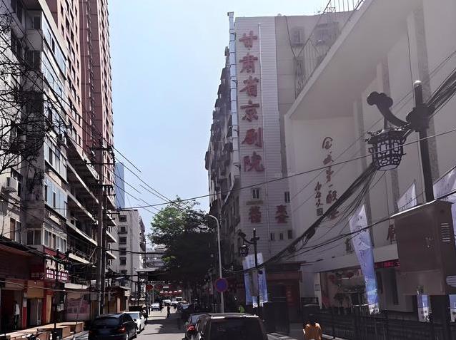 从化工厂到金鹰视帝，70岁还在拍戏，他为何不生自己的孩子？