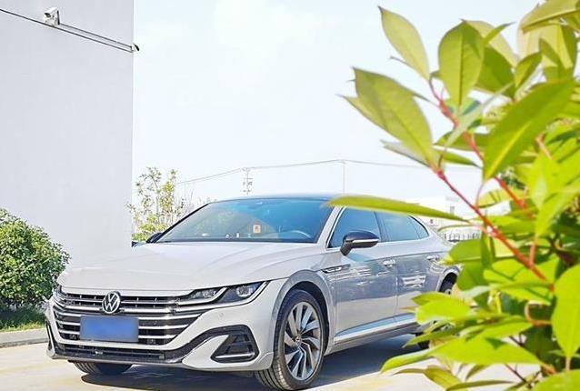 2025款大众CC帅炸街头，开出去回头率爆表，你敢试试吗？