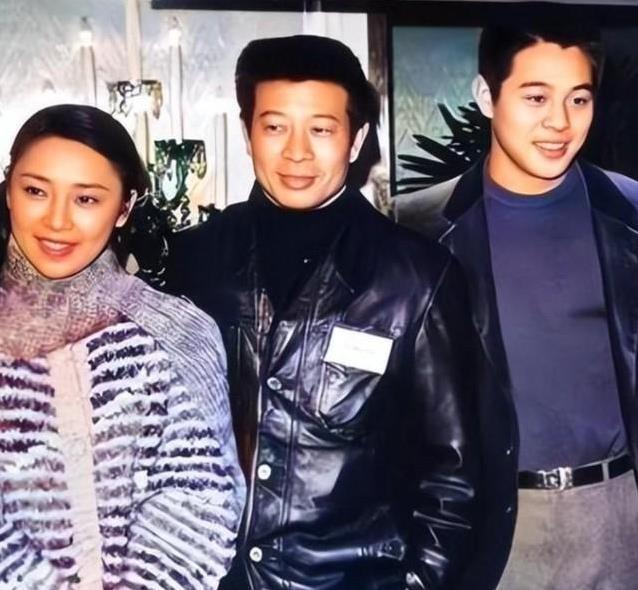 她被李连杰抛弃住地下室十年，却凭一技之长翻身成赢家