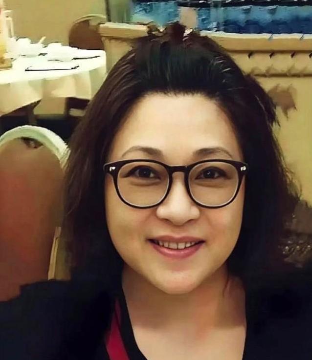 她被李连杰抛弃住地下室十年，却凭一技之长翻身成赢家