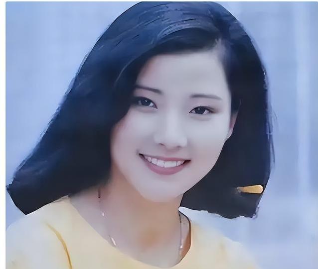 童年母亲抛弃她，父亲终身不娶护她，她凭啥成越剧天后？