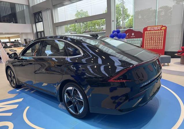五菱星光25款到店，智能驾驶全配齐，续航610km值吗？