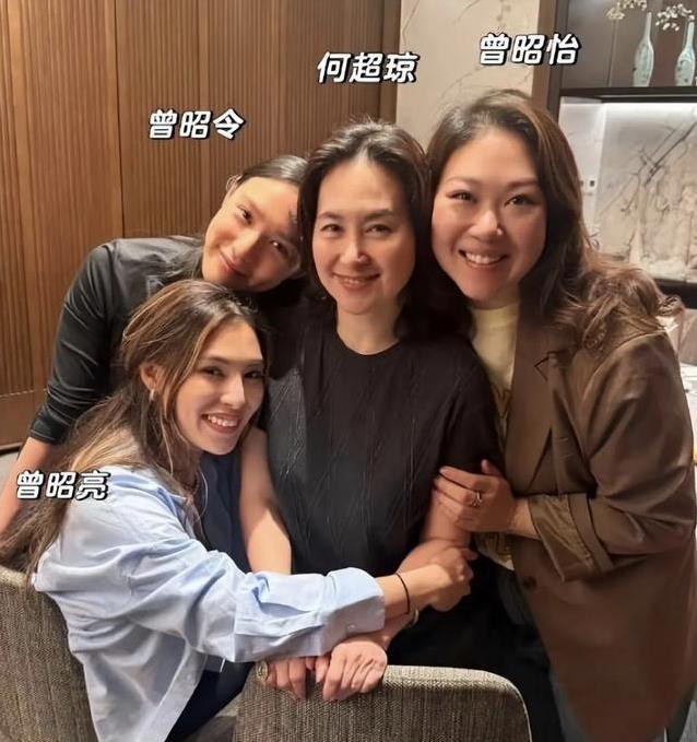 62岁何超琼夜聚干女儿，餐厅笑声不断，礼物T恤让她笑开花？