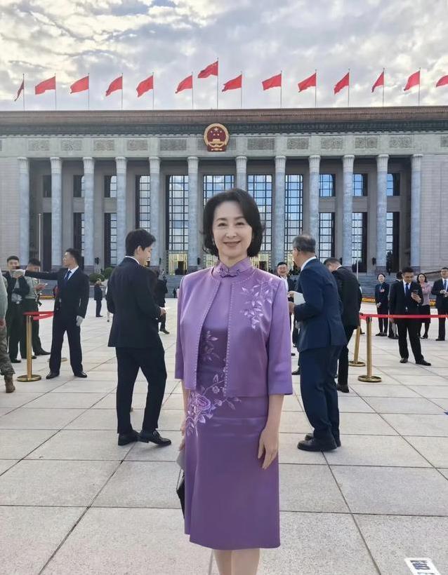 62岁何超琼夜聚干女儿，餐厅笑声不断，礼物T恤让她笑开花？