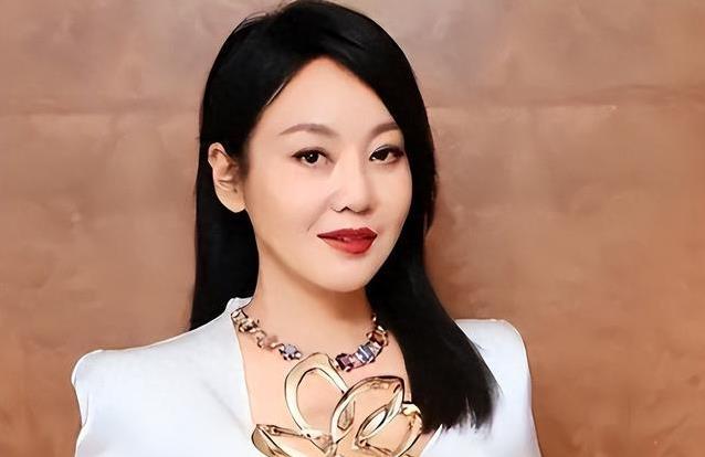 54岁闫妮逆袭成女神,离婚18年敢爱敢恨,她咋活得这么潇洒?