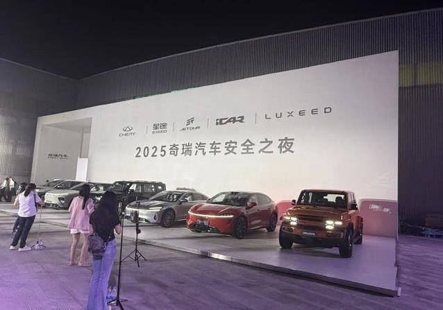 搅拌车压扁奇瑞轿车，司机却刷朋友圈，秘密在哪？