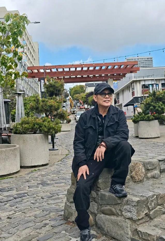 62岁李连杰晒女儿摄影，笑称加鸡腿，背后亲情故事暖人心