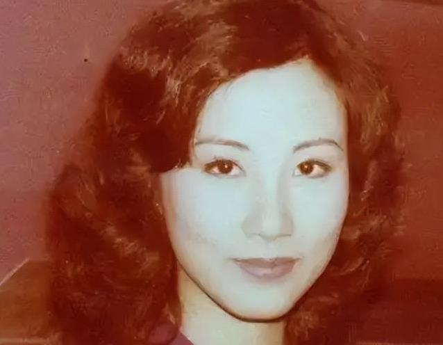 78岁汪明荃嗓子哑仍开唱，网上骂她捞金，她却感动全场？