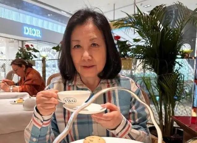 78岁汪明荃嗓子哑仍开唱，网上骂她捞金，她却感动全场？