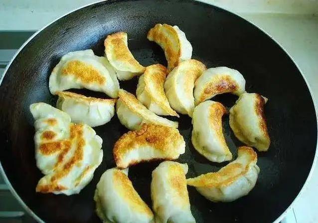 冰冻水饺秒变酥脆煎饺，3步搞定，厨房小白都夸好吃
