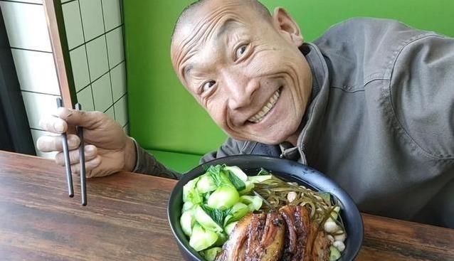 千万粉丝追捧，他却守着破砖房，钱真的买不到他的坚持？