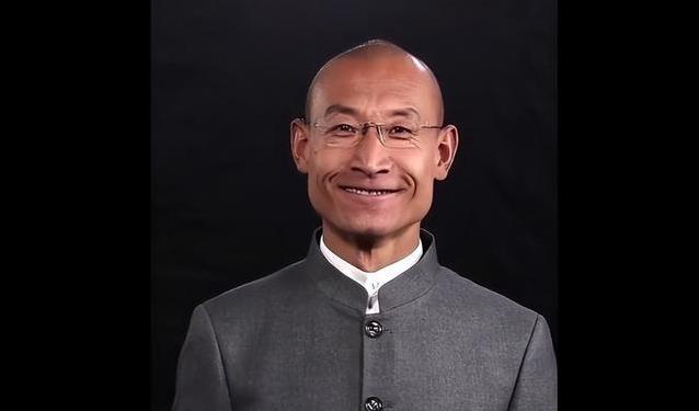 千万粉丝追捧，他却守着破砖房，钱真的买不到他的坚持？