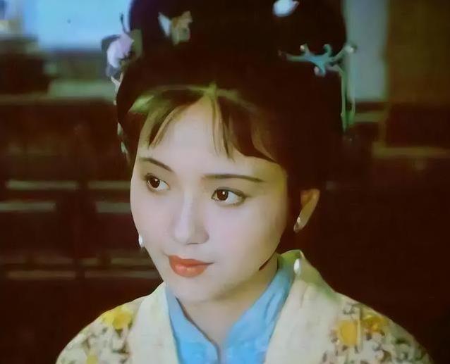 12岁逆母意追梦，30岁主动演妈妈，59岁她却成荧幕常青树