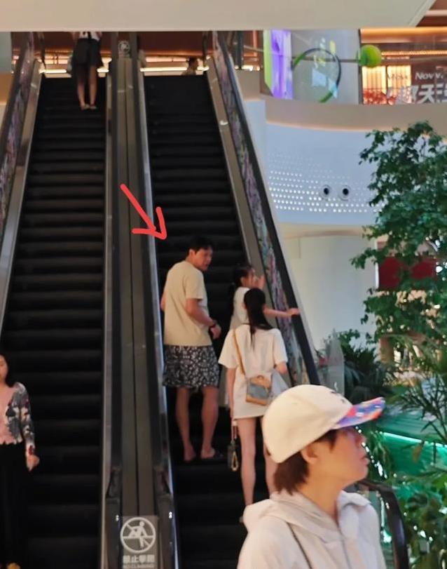 范志毅55岁生活甜如蜜，三婚老婆美若姐妹，8岁女儿颜值爆表？