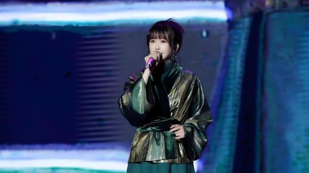 她唱红90年代却突然隐退，56岁单身带娃，儿子帅到像姐弟