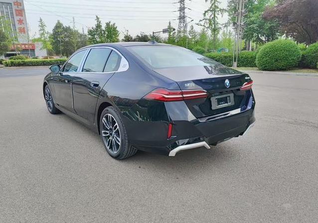 32.98万入手准新宝马5系，首付9.8万，值不值？