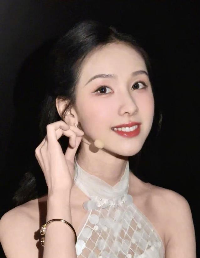 陈都灵活动惊艳全场，生图却显疲态，粉丝急喊真相？
