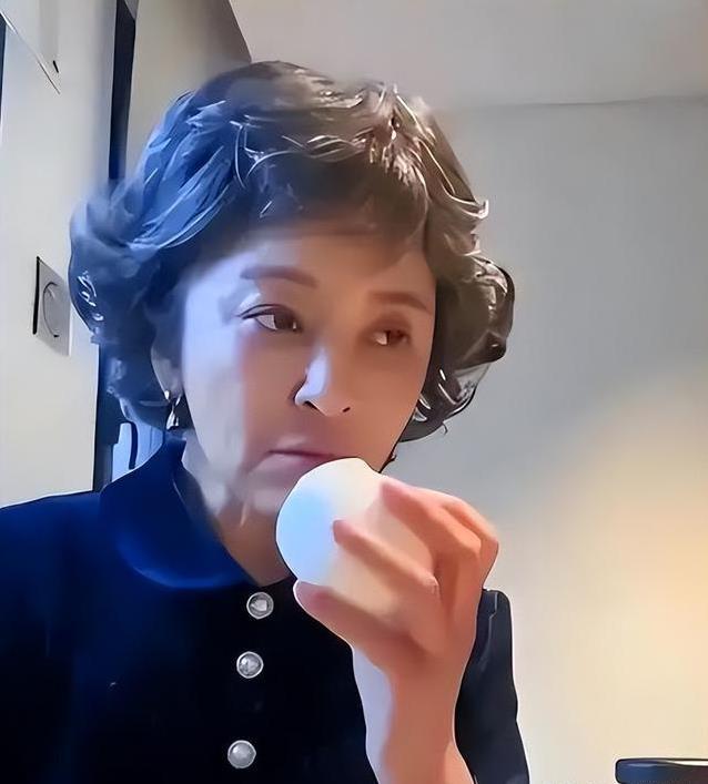 “恶婆婆”李勤勤卸下荧幕面具，20年救流浪狗，她的心有多软？
