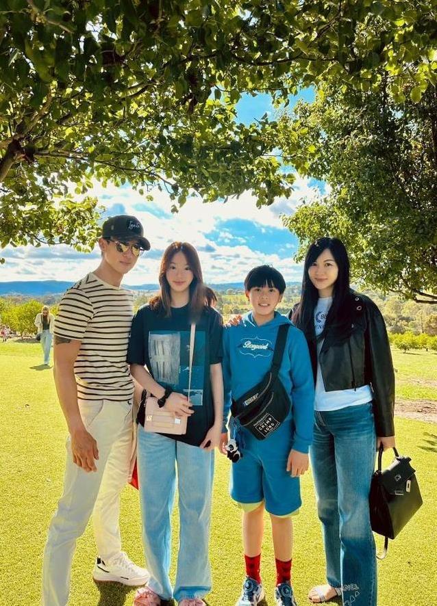 吴尊巴黎游幸福爆棚，11岁儿子帅翻全场，基因好到炸？
