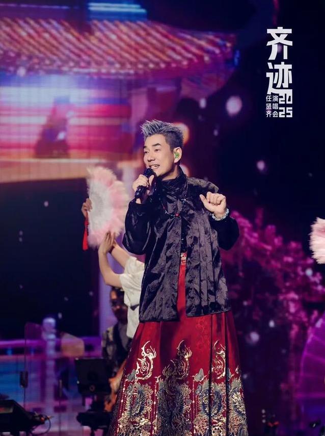 任贤齐演唱会场外抢镜，妻女低调现身，20岁女儿美如姐妹