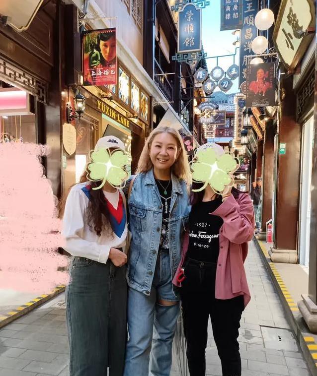 郑欣宜汉服馆惊艳亮相，皇帝装秒变霸气，她却笑得像个孩子？