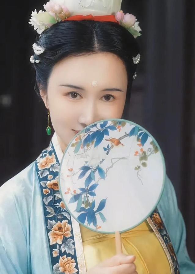 张纪中携43岁妻子拍国风大片，杜星霖未修图变化大，真情却更动人